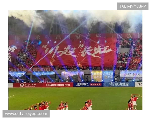 球迷飞机悬挂抗议横幅，俱乐部主席包厢沉默